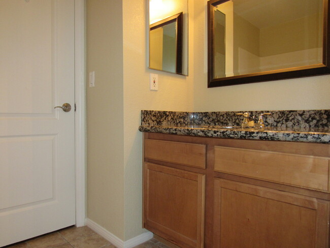 Building Photo - COZY 1 BEDROOM CONDO