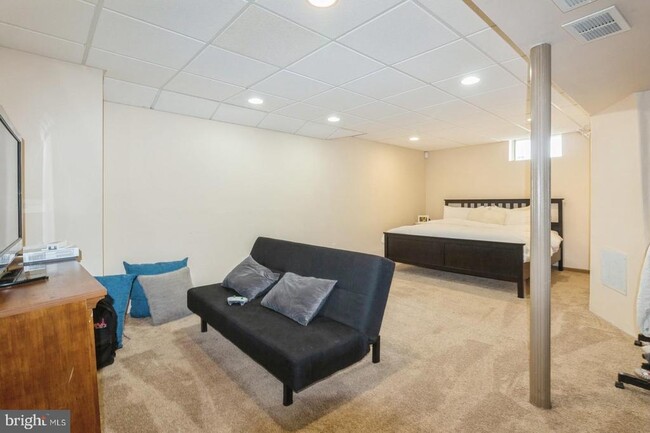 Building Photo - 102 Landing Dr