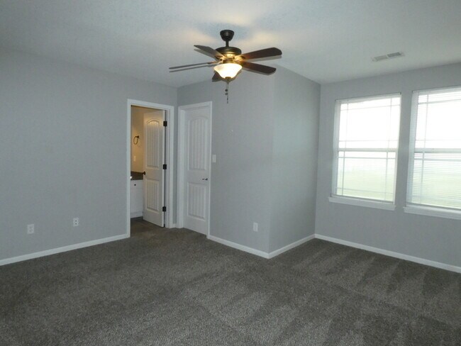 Building Photo - Beautiful Town Home!