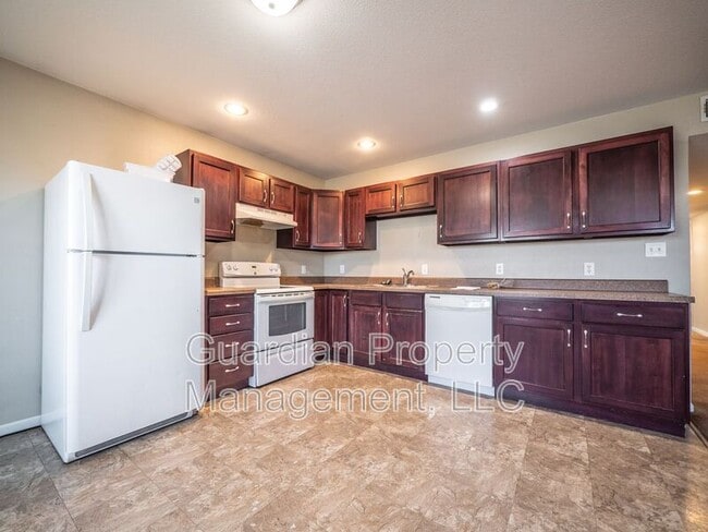 Building Photo - 214 E 1st St