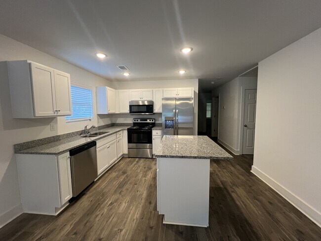 Building Photo - 535 S Forest Ave