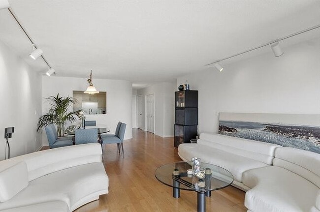 Building Photo - Alqiwz