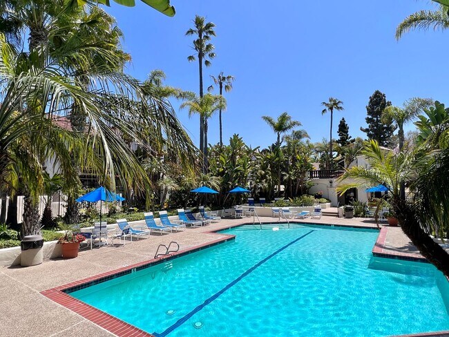 Building Photo - Stunning 2B/2.5BA Townhouse w/ W/D, Private Balconies & Pool!