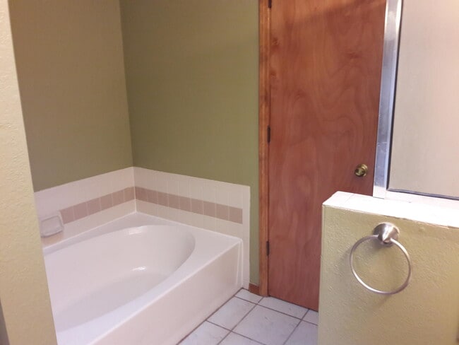 Building Photo - 2215 Sunstone Dr NW