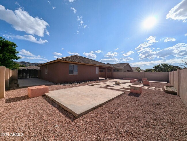 Building Photo - 1530 E Branham Ln