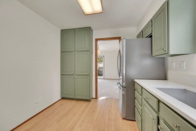 Building Photo - 2356 S Hiwan Dr