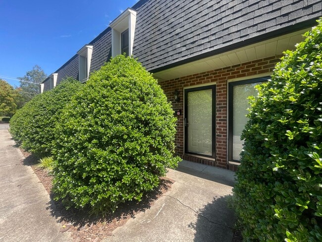Building Photo - Private 2BD/1.5BA Townhouse in Prime NW Hi...
