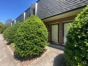 Building Photo - Charming & Private Townhouse in NW Hickory...