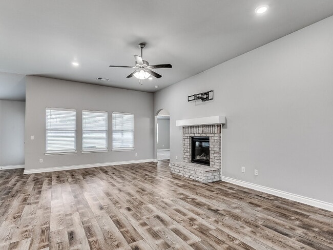 Building Photo - Modern Home on Large Lot!