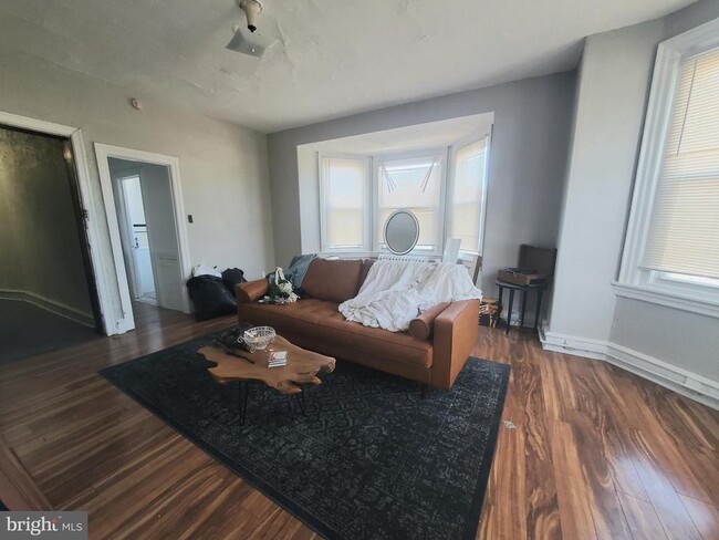 Building Photo - 4960 Chestnut St