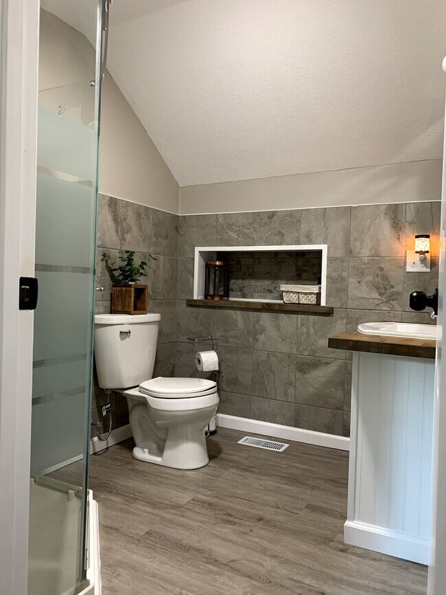 Upstairs Shower Room (photo 2) - 611 4th St NW