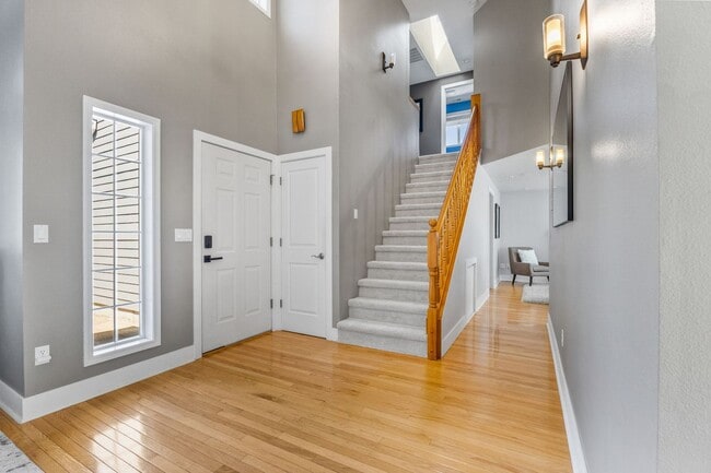 Building Photo - Month to Month Beautiful Spacious 3bed 2.5...