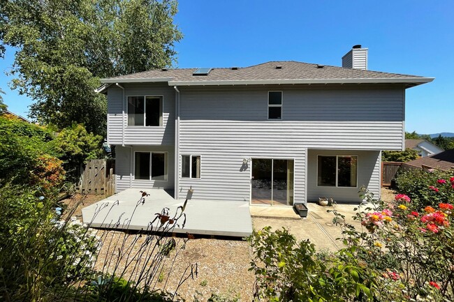 Building Photo - Gorgeous Beaverton home available with att...