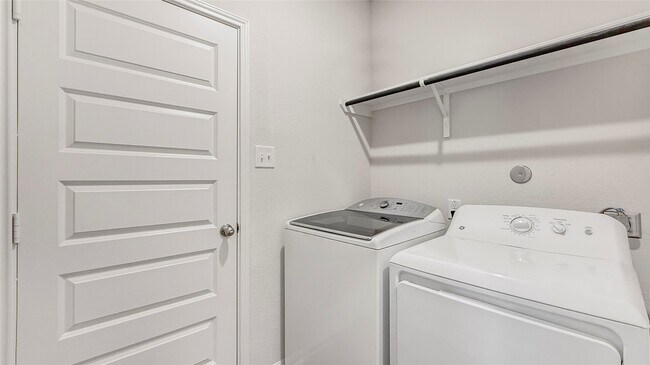 Building Photo - 3085 Arrow Wood Dr