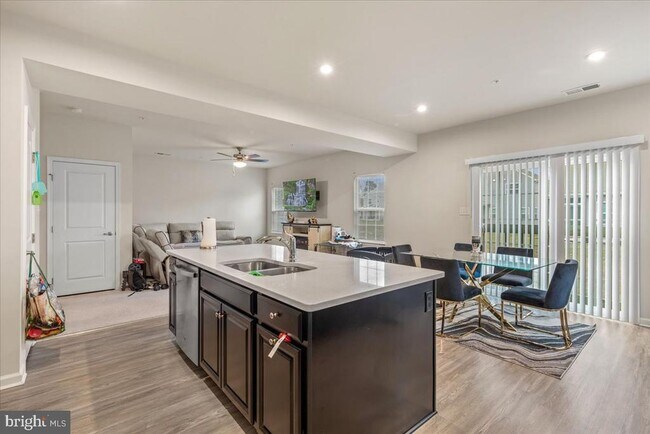 Building Photo - 9437 Rolling Green Dr