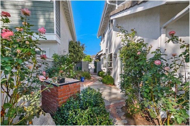 Building Photo - Beautiful Woodbridge Home!