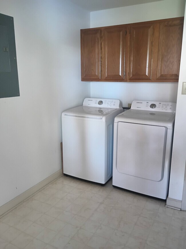 Building Photo - 111 S Oak Ct