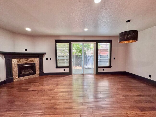 Building Photo - GORGEOUS Townhome...  LOCATION , LOCATION near Peace Health Hospital
