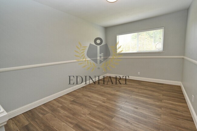 Building Photo - 412 W Sample Ave
