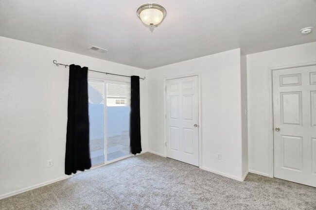 Building Photo - Charming 3 Bed, 2 Bath Townhome in Orchard...