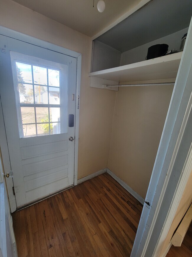 Building Photo - 2406 E 10th St