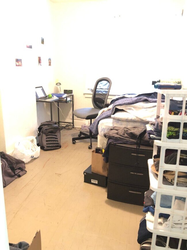 Building Photo - QUAINT 4 BEDROOM 2 BATHROOM PLUS OFFICE SPACE IN HEART OF OAKLAND