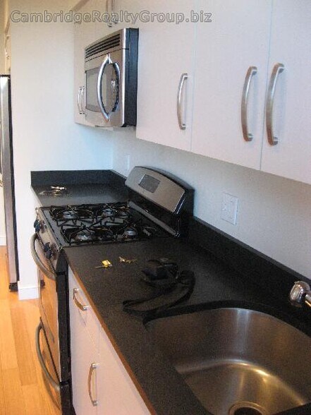 Building Photo - 599 Albany St