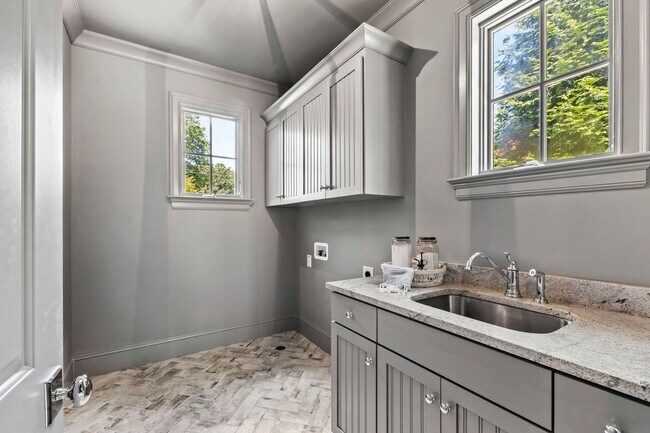 Building Photo - Custom Built 4BD, 4BA Home with Bonus Room...