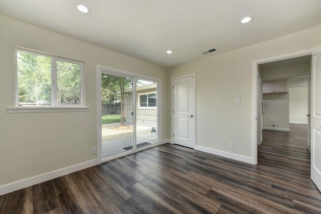 Building Photo - Near Mercy Hospital - Remodeled 4 Bdrm, 2 Bath