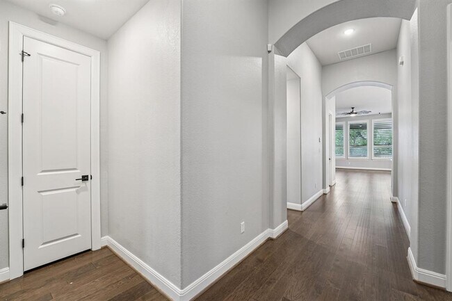 Building Photo - 197 Left Frk Dr