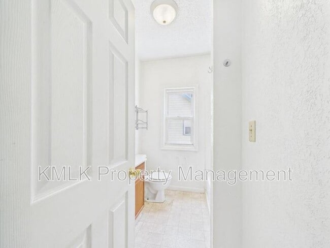 Building Photo - 533 Gage St