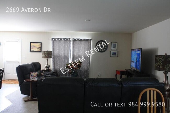 Building Photo - 2669 Averon Dr