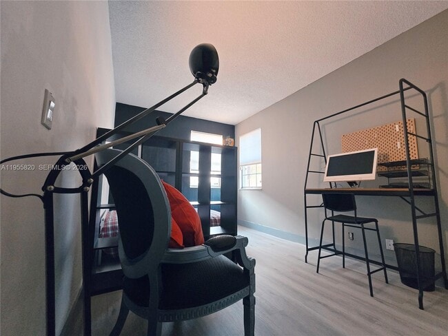 Building Photo - 1303 Presidio Dr