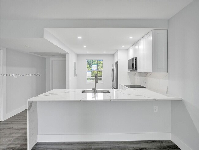 Building Photo - 605 Oaks Dr