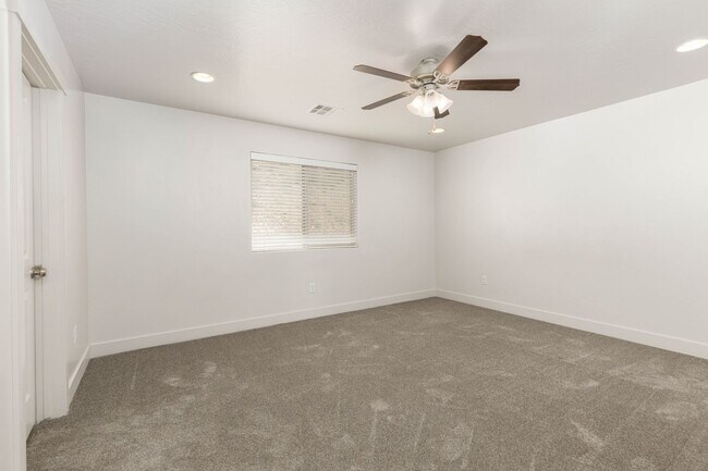 Building Photo - 3 bed | 2.5 bath | 2-car Townhome with Was...