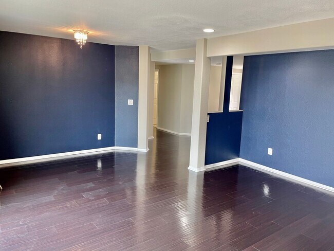 Building Photo - Large Fletcher Hills Home With 3 car Garag...