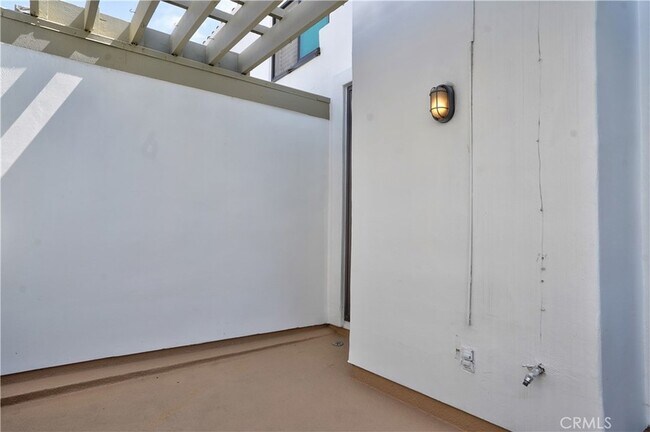 Building Photo - 7401 Seabluff Dr