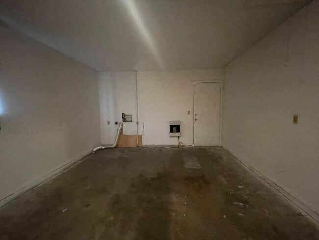 Building Photo - 2 Bed Duplex OKC- Move in Deposit-Free! (If Qualified)