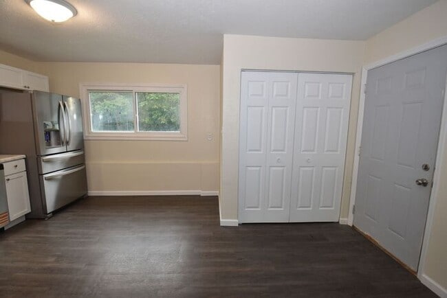 Building Photo - Elkhart North West- 3 bedroom ranch with d...
