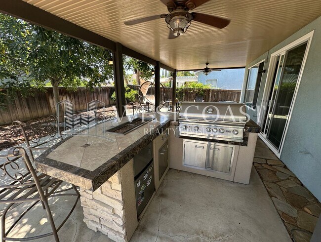Building Photo - Bright & Spacious 4-Bed Townhome in Prime ...