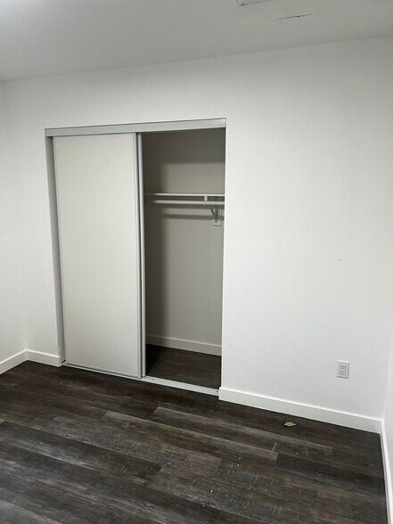 Building Photo - 2116 Zoe Ave