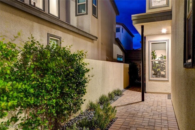 Building Photo - 3209 Vittoria Ave