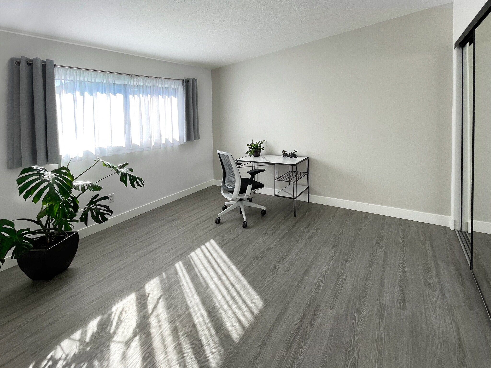 Second bedroom with beautiful, natural light - 9047 Langdon Ave