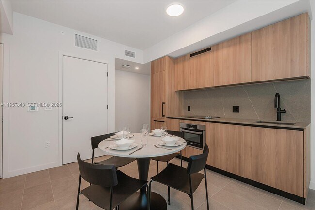 Building Photo - 121 NE 5th St