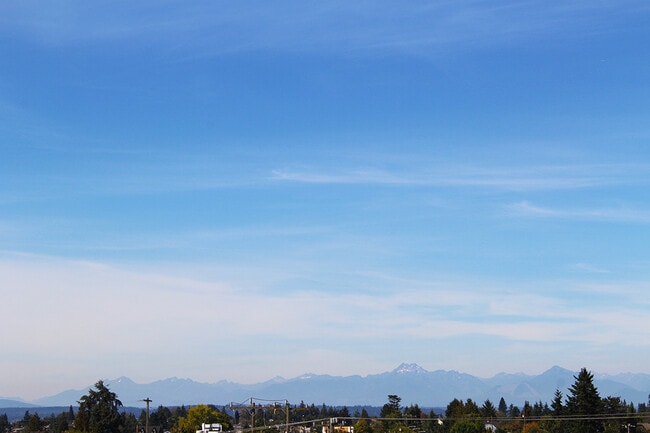 Building Photo - CROWN HILL TOWNHOME W HIGH END FINISHES & ...