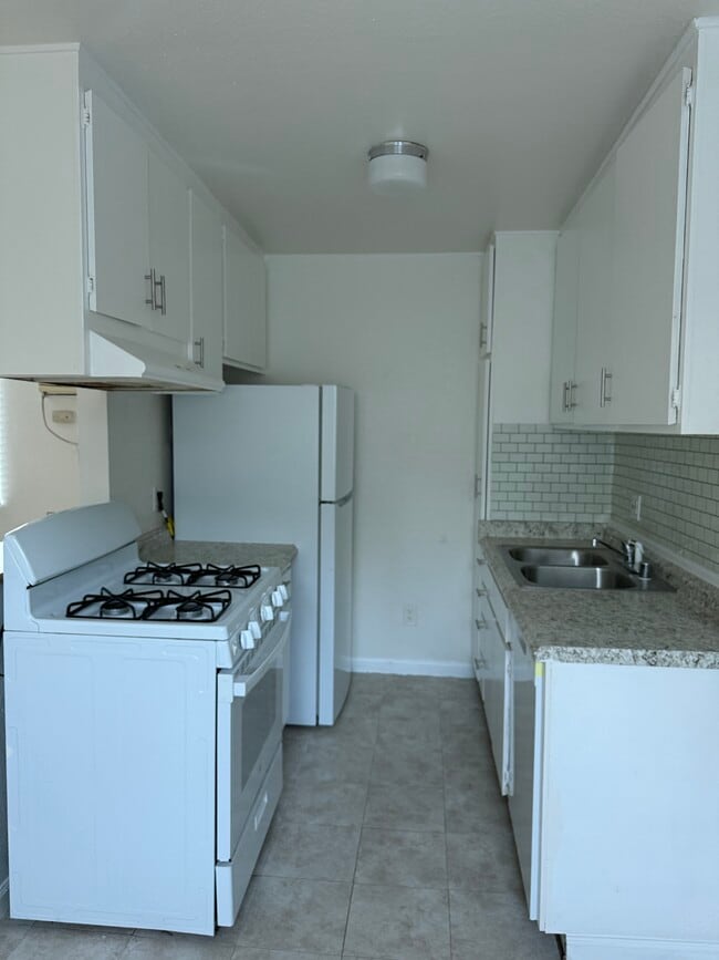 Building Photo - 22411 Del Valle St