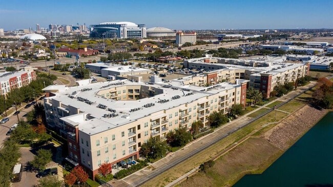 Building Photo - 8877 Lakes at 610 Dr