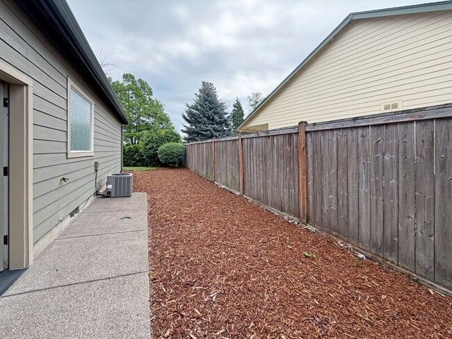 Building Photo - 2523 Borders Dr