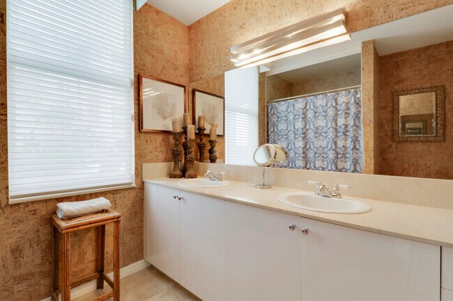Building Photo - 806 E Windward Way