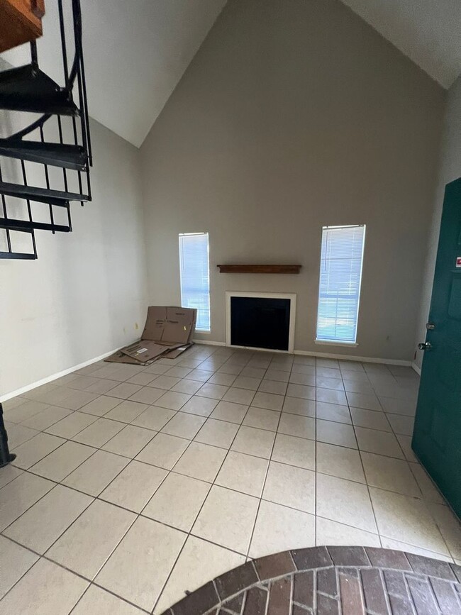 Building Photo - Great Duplex Unit